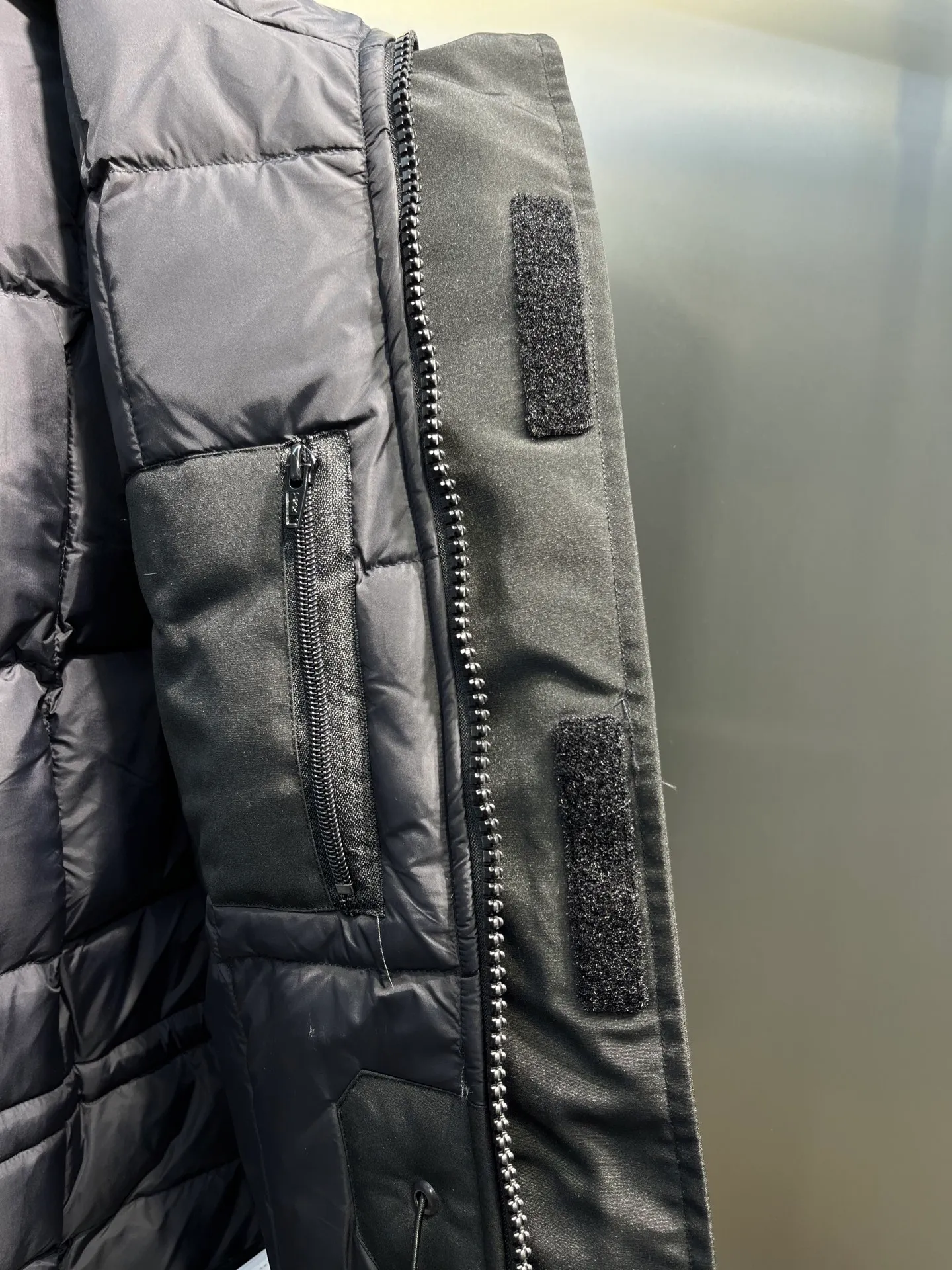 P840 𝘾𝘼𝙉𝘼𝘿𝘼 𝙂𝙊𝙊𝙎𝙀Big Goose 13# The design of Big Goose 13 is simple and elegant, a little longer than the 08 model, more suitable for men and suitable for business people. This down jacket is popular for its simple design, which is not only practical but also has a certain sense of fashion. In terms of applicability, the Daye 13 model provides good thermal insulation performance. Its thermal insulation coefficient is level 5, which can provide enough warmth and is suitable for wearing in cold environments. In addition, the Daye 13 model also has a high cost performance. Compared with other models, it provides a better balance between price and performance, making it more competitive in the market.  size：xs-xxl